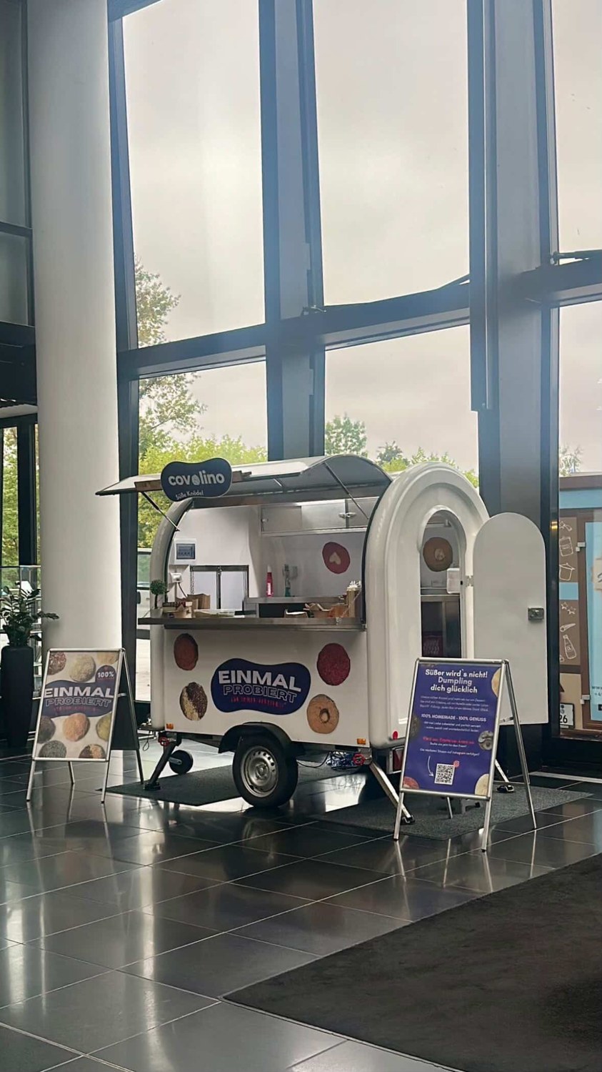 COVOLINO-Foodtruck in einer hellen Eventhalle